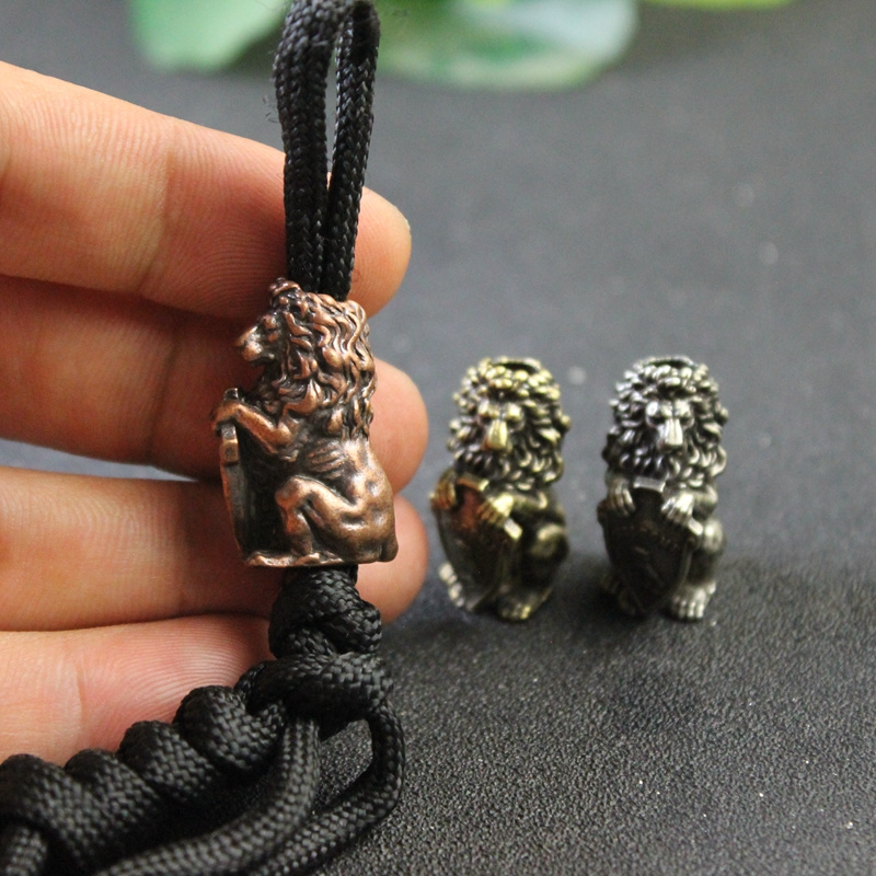 Lion King Holding Owl Shield F - Paracord Survival Bracelet avaliação e preço